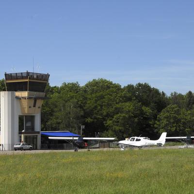 Avions devant la tour de contrôle