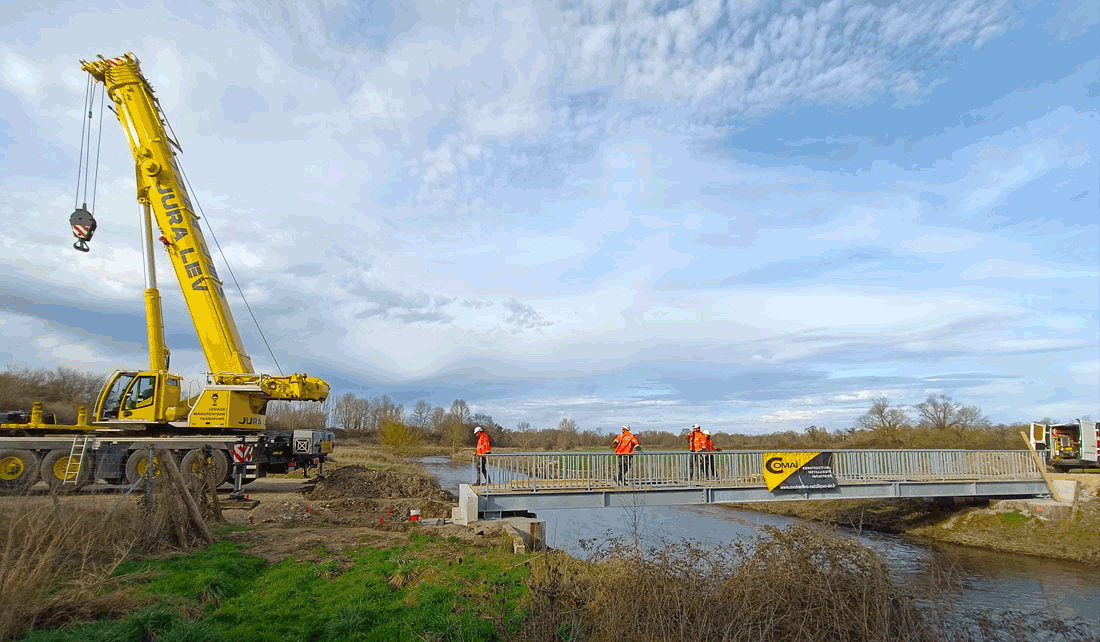 Deux passerelles construites pour franchir la rivière.